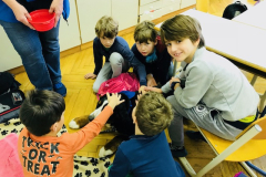 Tačke pomagačke nas obiskujejo in razveseljujejo v razredih